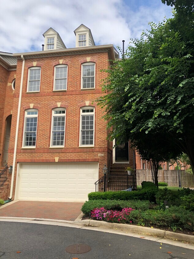 1641 Hunting Creek Dr, Alexandria, VA 22314 Townhome Rentals in Alexandria VA