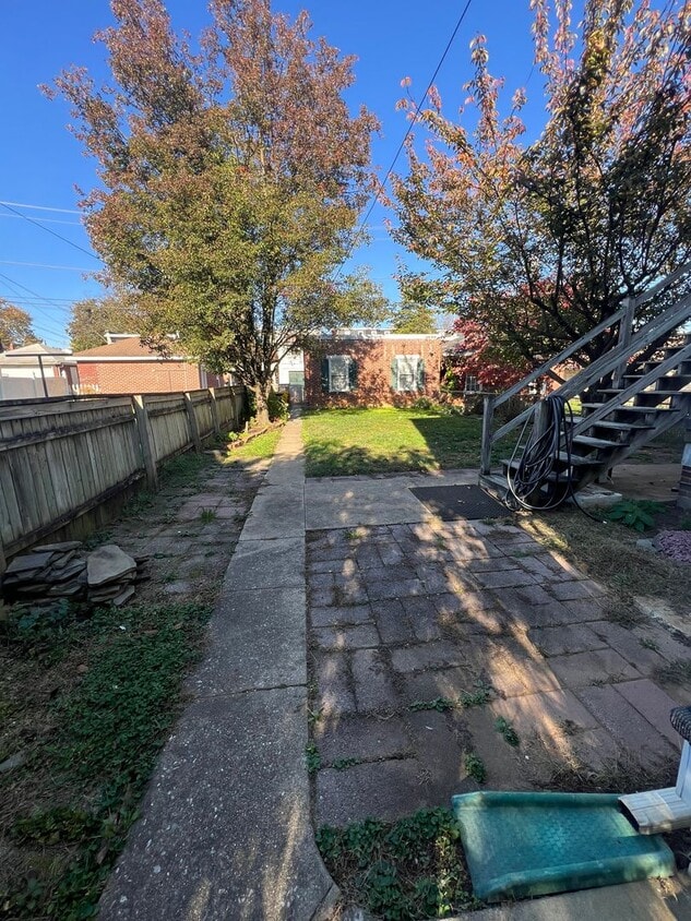 Building Photo - Absolutely BEAUTIFUL 1st fl Apartment in t...