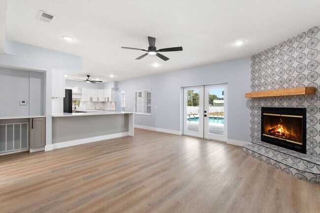 Foto del edificio - Rare Luxury Lease Opportunity | Spectacular 5-Bedroom Pool Estate on Nearly ¾ Acre Near Gulf Beaches