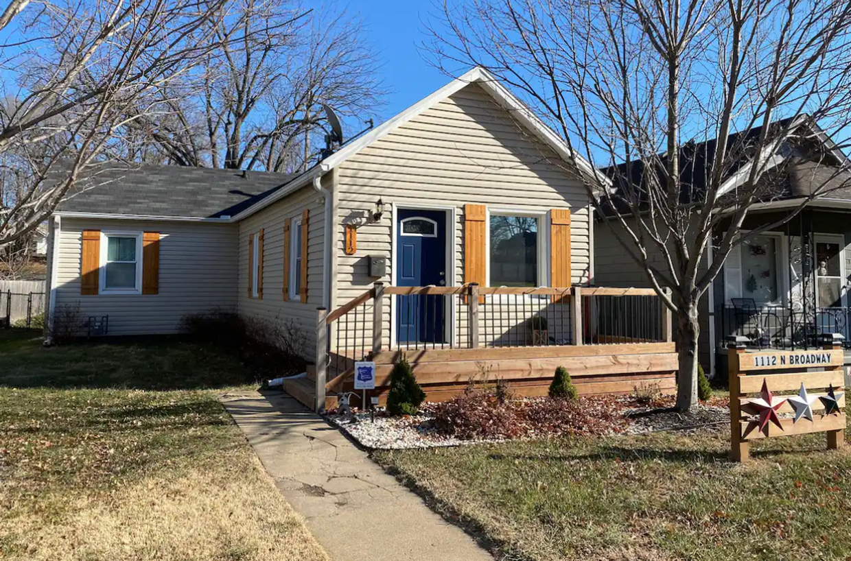 Primary Photo - 1 Bedroom Home With Fenced Yard