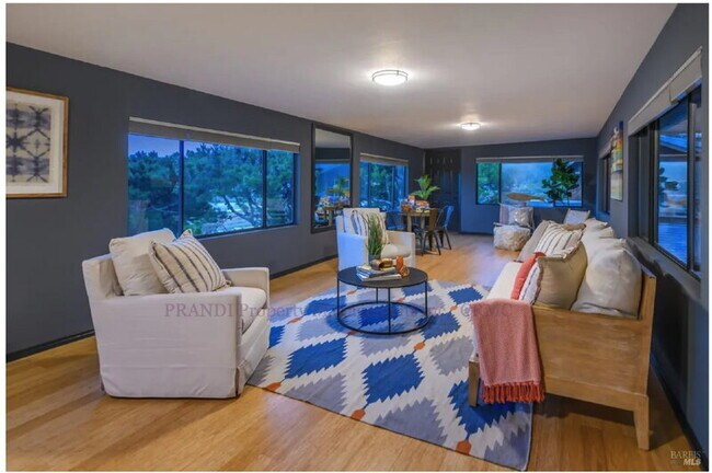 Foto del edificio - 315 E Strawberry Dr