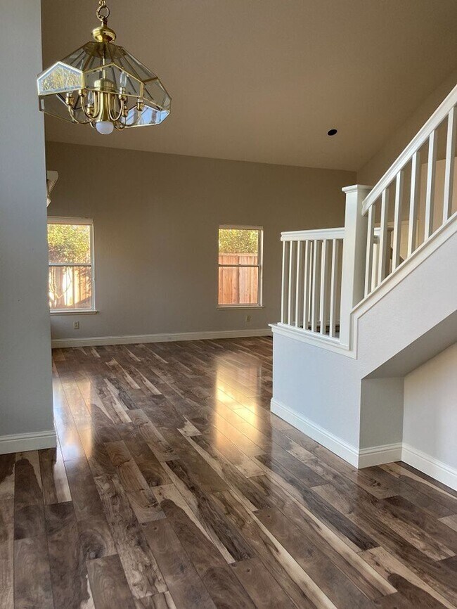 Building Photo - Beautiful 4 Bedroom, 3 Full Bath Tracy Hom...