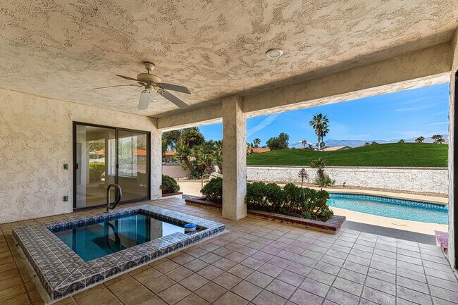 Foto del edificio - 8528 Warwick Dr