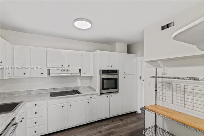 Building Photo - 900 Bay Dr