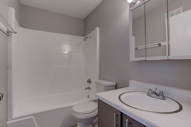 Foto del edificio - NOW RENTING! Upper 1-bedroom 1 bath! JUST ...