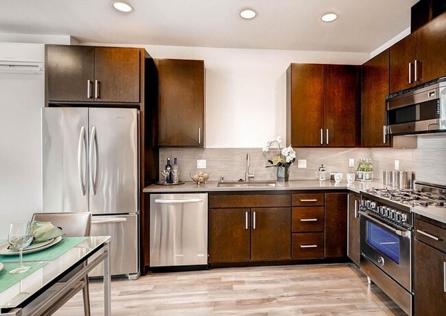 Building Photo - Ballard Townhouse