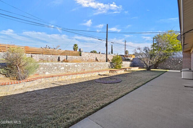 Building Photo - 208 Vista Bonita St