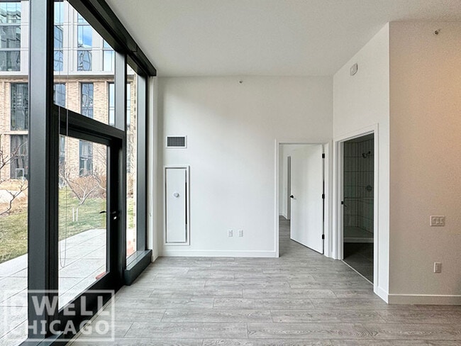 Building Photo - 26 N Sangamon St