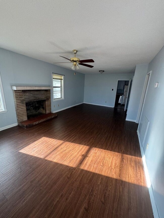 Building Photo - Newly Renovated Home in Florence!!