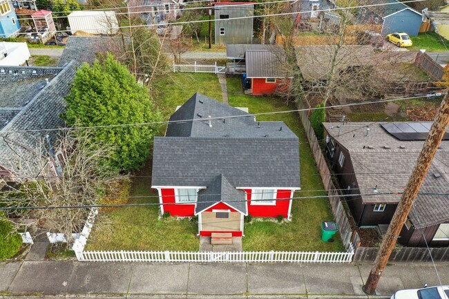 Foto del edificio - Move in ready now! Charming 1-Bedroom Home...