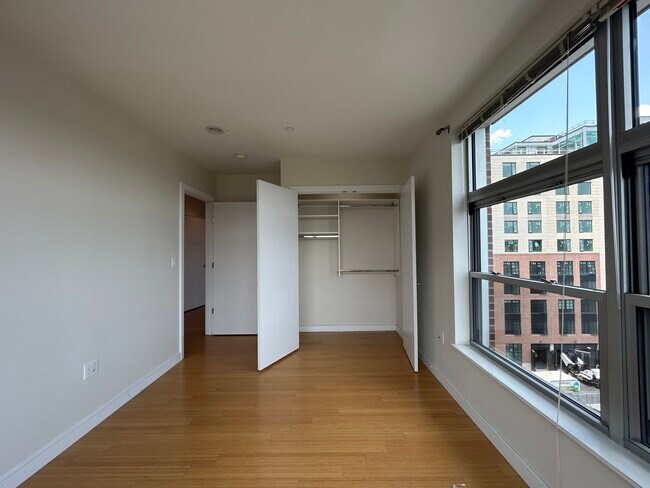 Building Photo - 587 Albany St