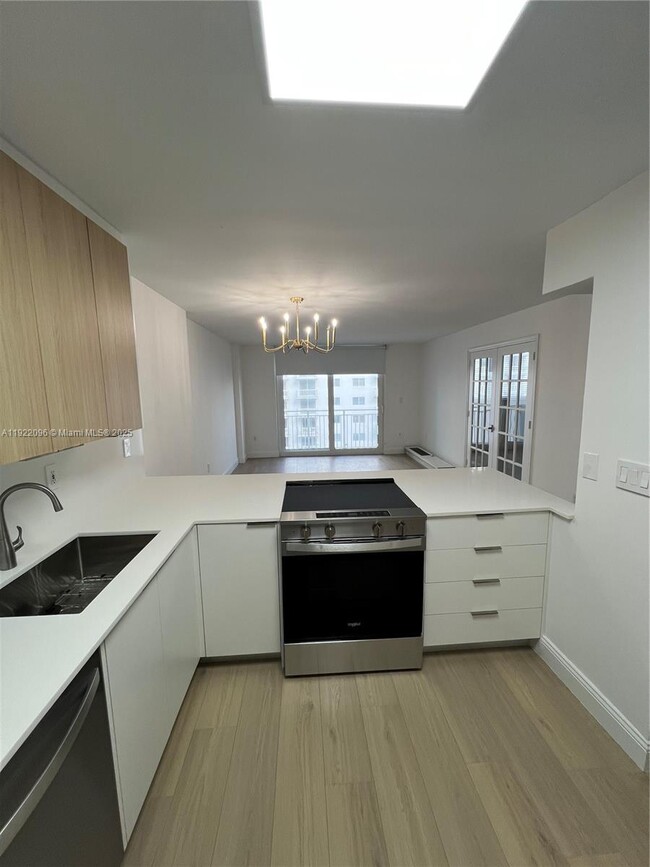 Building Photo - 345 Ocean Dr