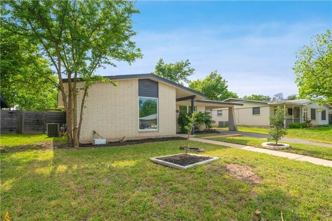 Building Photo - 1802 Loreto Dr