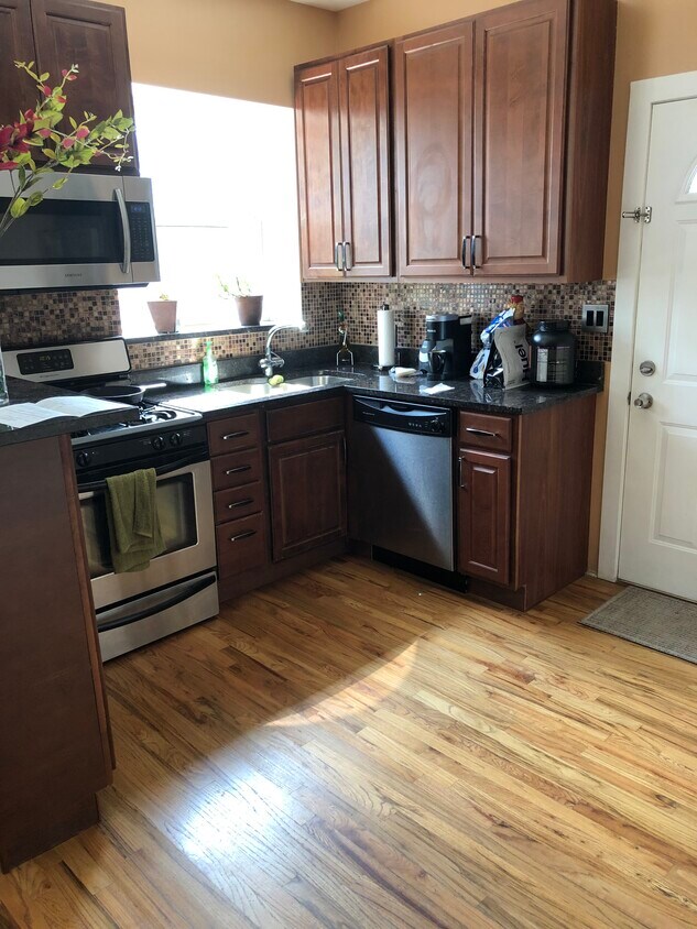 Primary Photo - 3849 W Ainslie St