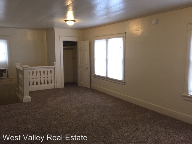 Building Photo - 319 1/2 San Emidio St