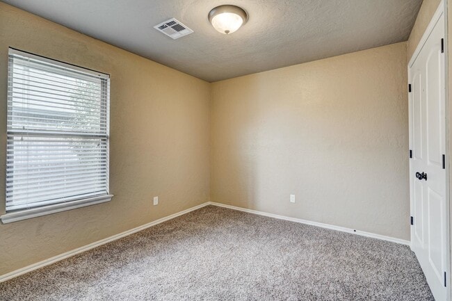 Building Photo - Beautiful Home In Moore Oklahoma. For Leas...
