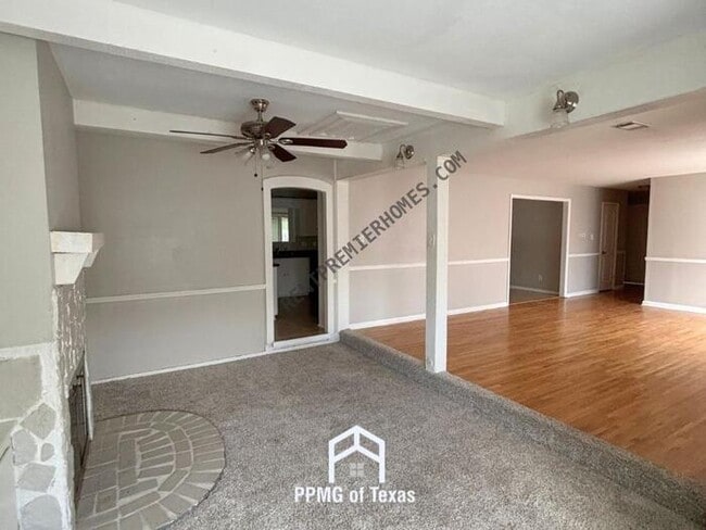 Building Photo - 1000 Lessel Dr