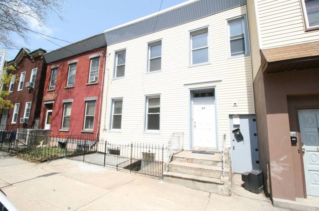Primary Photo - 84 Hutton St