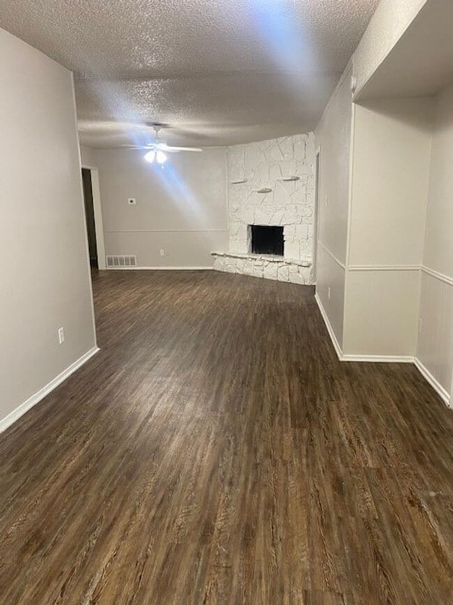 Building Photo - Spacious 5 bedroom Home located in the heart of Burleson!