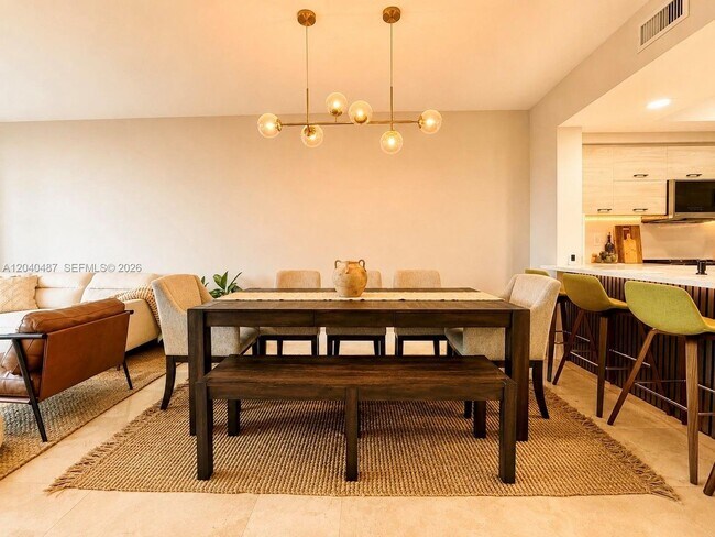Foto del edificio - 15051 Royal Oaks Ln