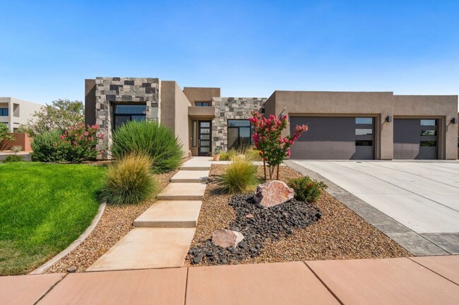 Building Photo - Luxurous 4 Bedroom Golf Course Home