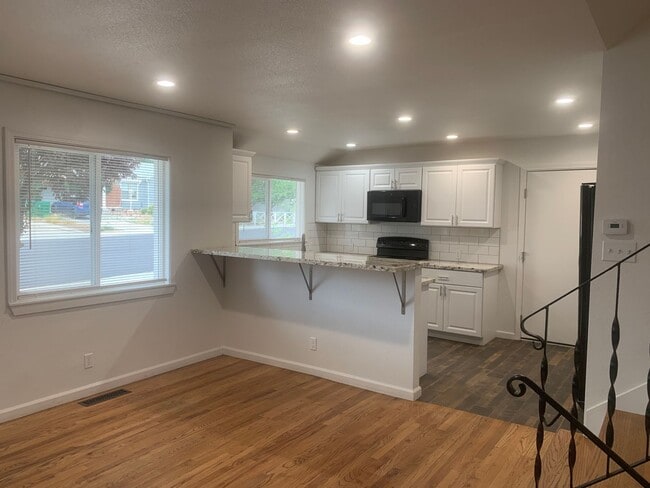 Building Photo - 4 Bed / 2 Bath Northwest Home