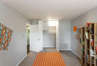 2BR, 1BA - 1000 SF - Oak Park