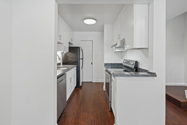 Foto del edificio - Stunning Woodlake Townhome in poolside loc...