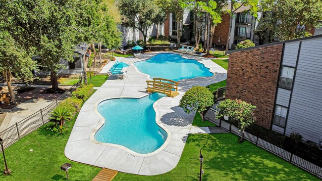 Driscoll Place | Houston, TX | Imagen aérea de la piscina con puente - Driscoll Place