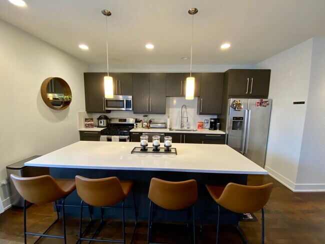 Foto del edificio - 2366 N Seeley Ave