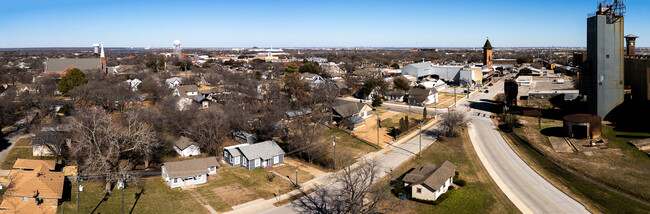 Building Photo - 320 W Hudgins St