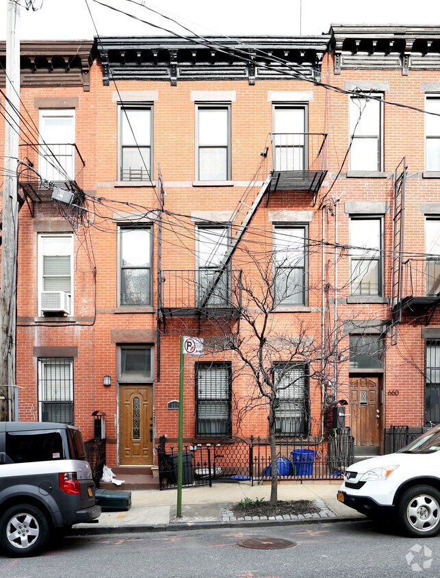 Primary Photo - 662 Henry St