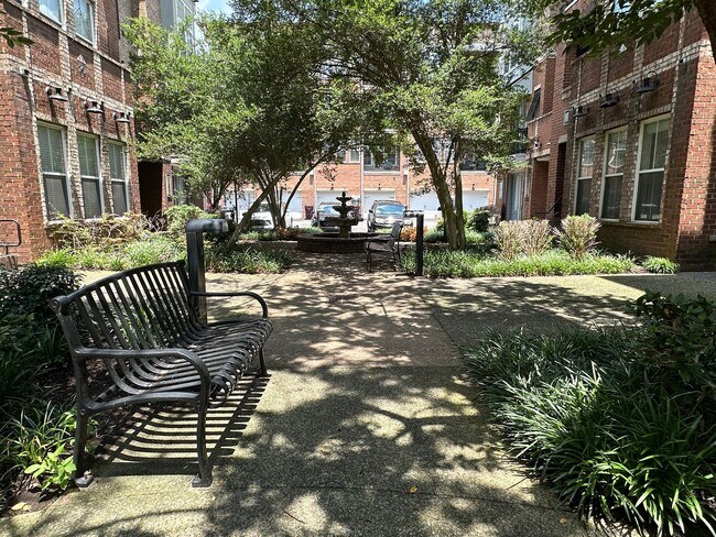 Foto del edificio - South Bluffs area townhome with 2 BR/ 2BA and flex room PLUS 1 car garage and one reserved parkin...