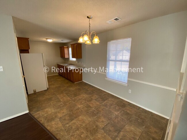 Building Photo - RENT READY! - 3 bed 1 bath house in Greenw...