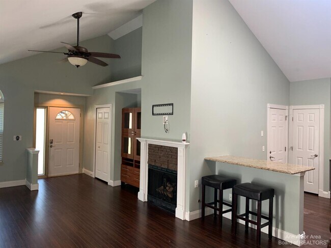 Building Photo - 2557 Country Village Ct