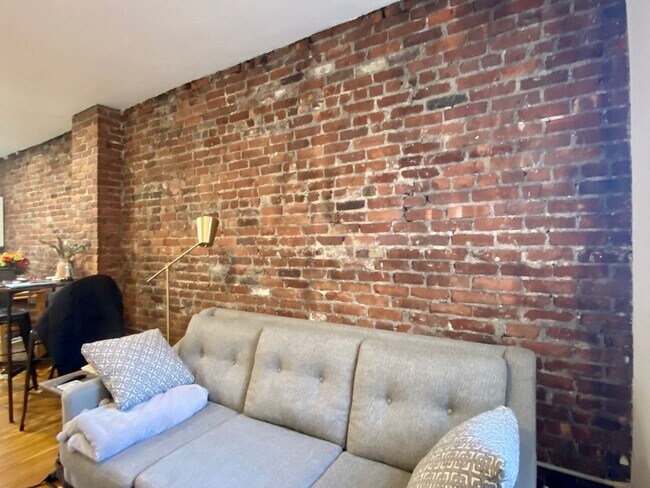 Building Photo - Nicely renovated 1 bed in the heart of the...