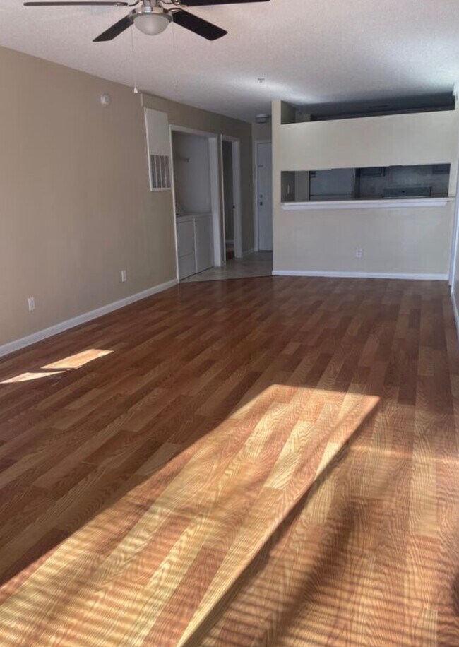 Foto del edificio - Room in Apartment on University Ct