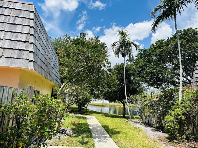 Foto del edificio - 2308 Waterside Dr