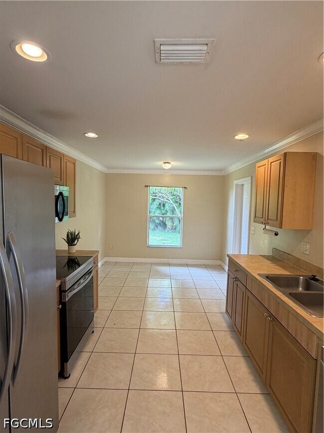 Building Photo - 409 Candlewick Cir E