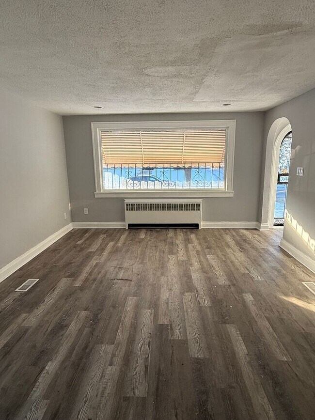 Building Photo - 3bd Single Lee/Harvard Section 8