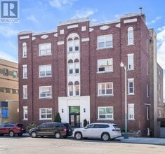 Building Photo - 448 Spadina Rd