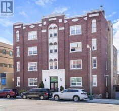 Building Photo - 448 Spadina Rd