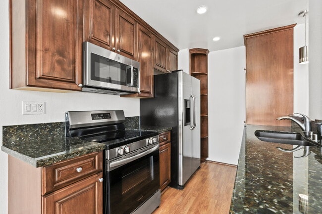 Building Photo - Stunning 1-bedroom Penthouse Condo.