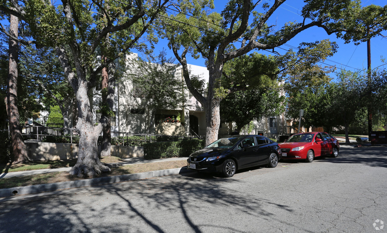 Foto del edificio - Raleigh Court Apartments