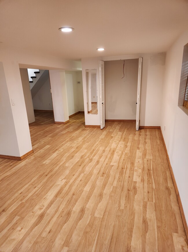 Building Photo - 5104 N Kilbourn Ave