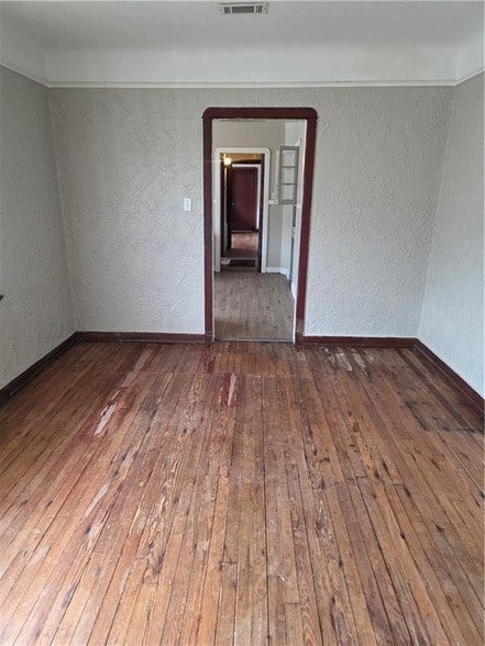 Building Photo - 2520 Leonidas St