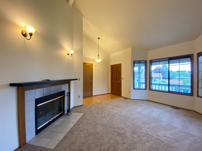 Building Photo - Spacious 3 Bedroom Home in Kent East Hill!