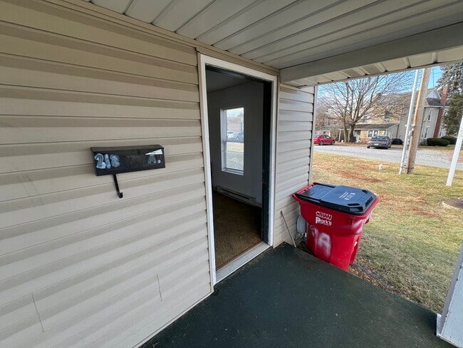 Private Entrance - 218 N Queen St