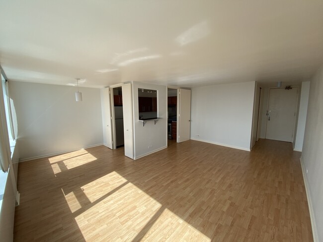 Foto del edificio - 1700 E 56th St