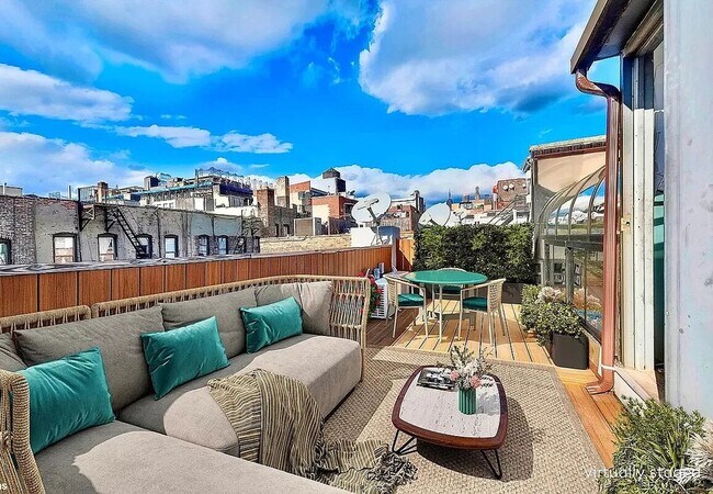 Foto del edificio - 496 LaGuardia Pl